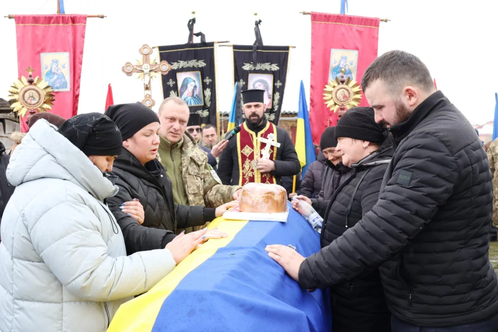 Прощання з українським військовим під прапором України