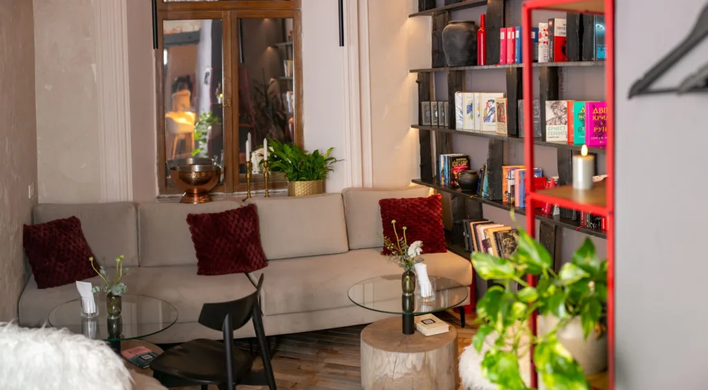 Затишна вітальня з книжковими полицями та диваном