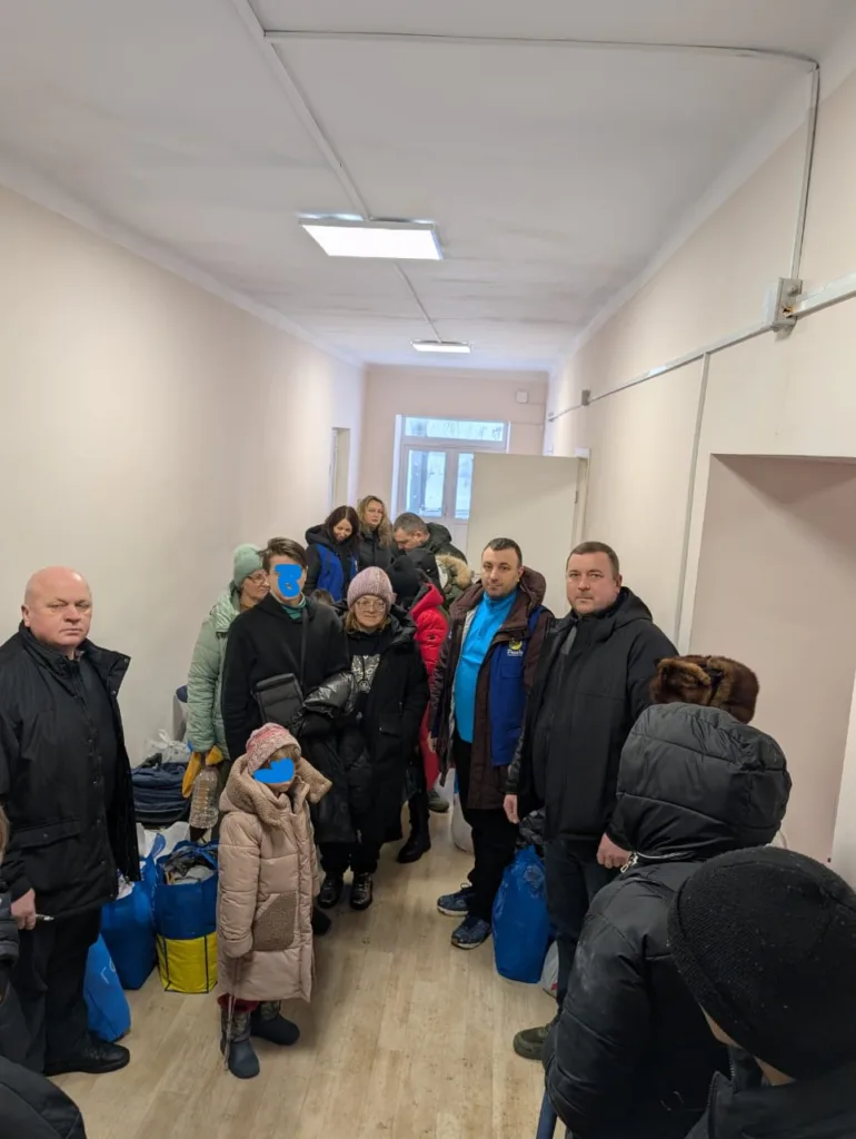 Люди отримують гуманітарну допомогу у коридорі