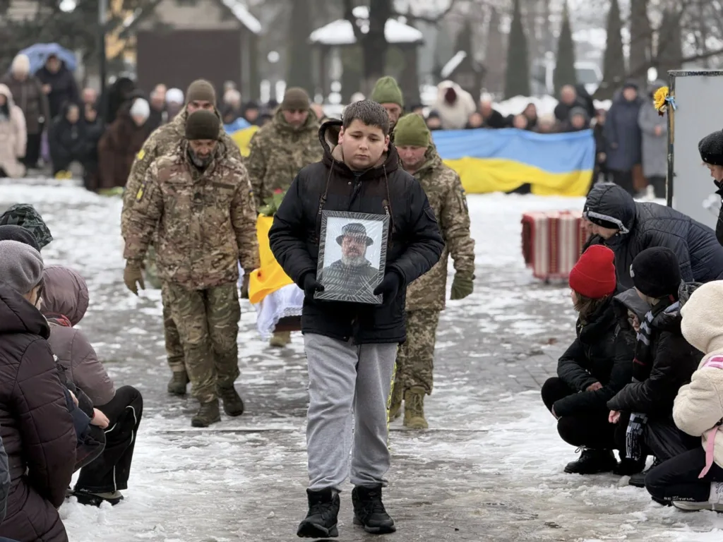 Похорон українського військового із прапором України