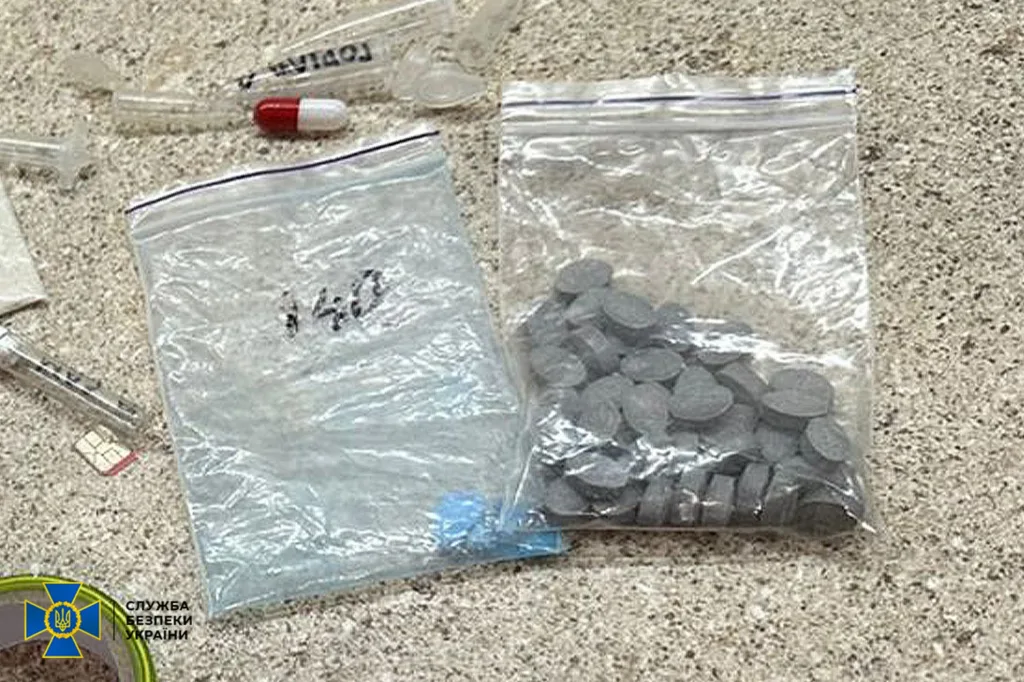 Пакети з таблетками на столі