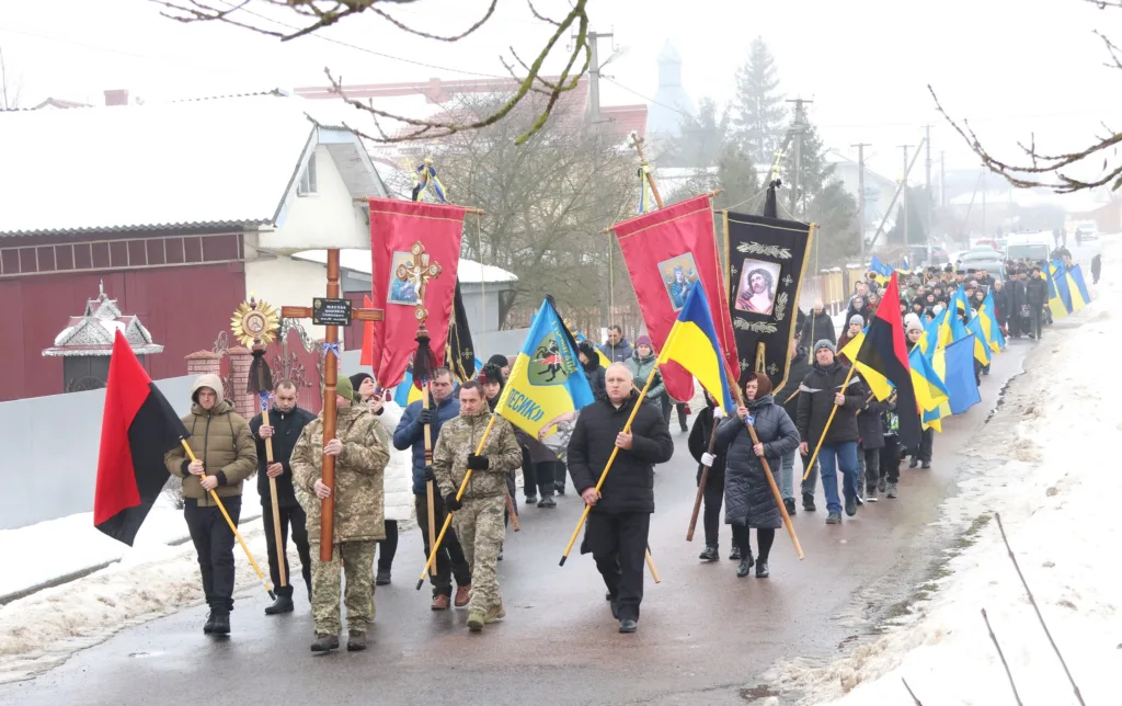 Марш з українськими прапорами взимку