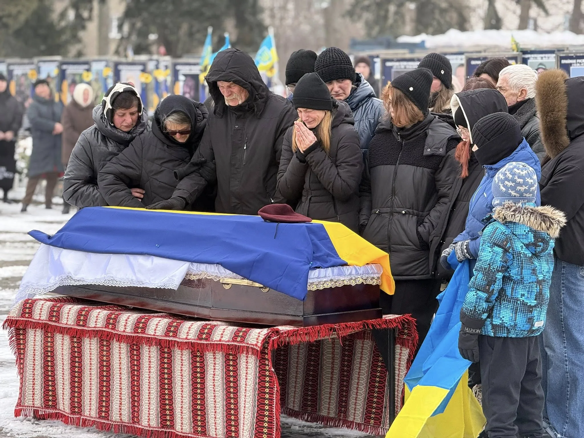 Похорон героя, люди прощаються під прапором України