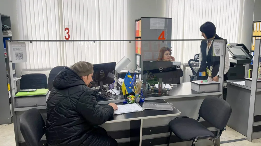Люди отримують послуги в державній установі України