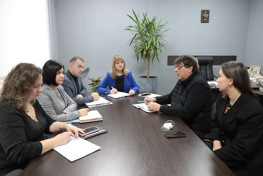 Люди проводять ділову нараду в офісі