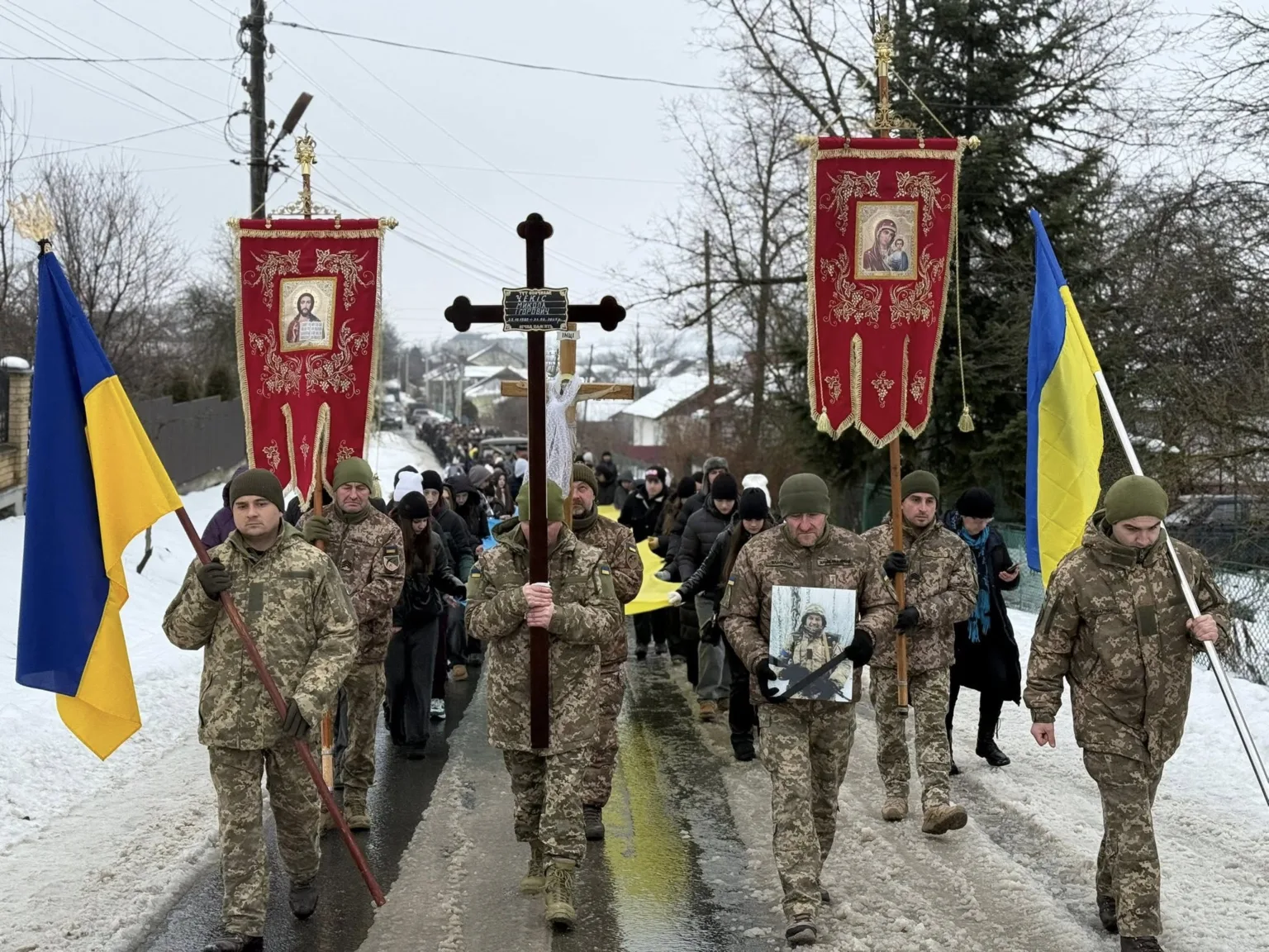 Військові з прапорами на похоронній процесії в Україні