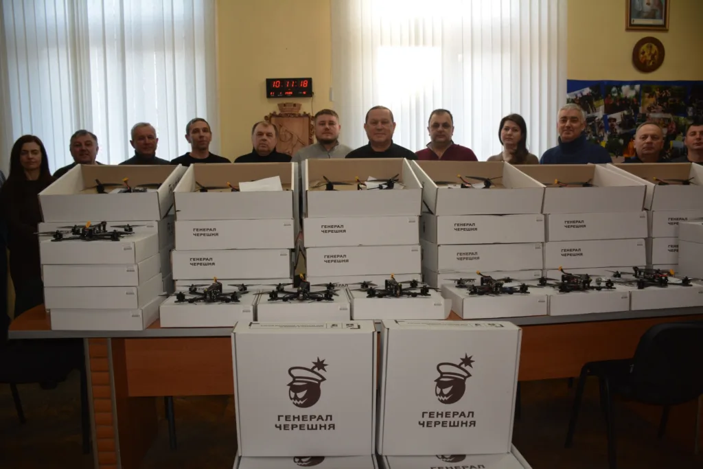 Люди з коробками дронів Генерал Черешня