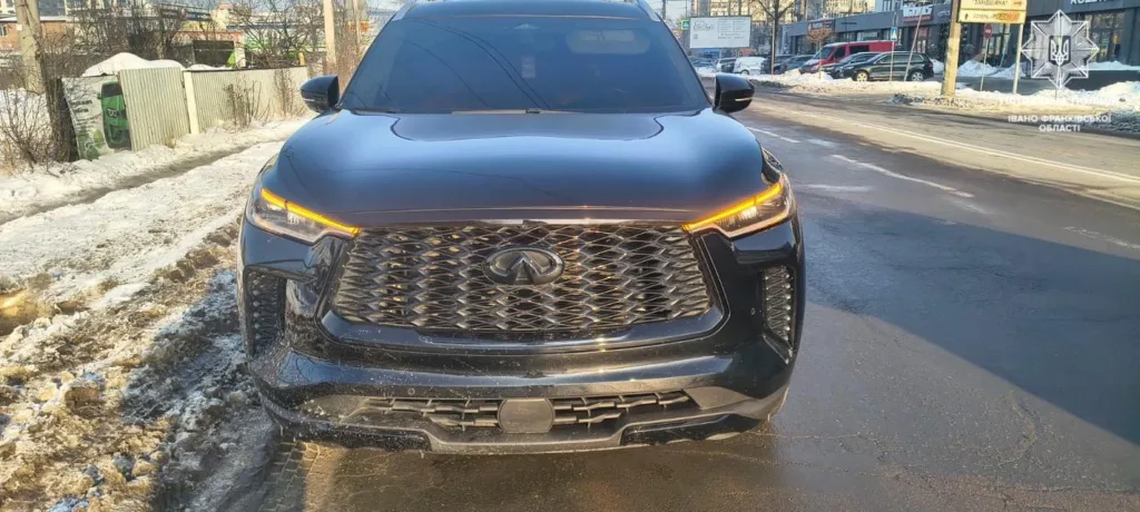 Чорний позашляховик на зимовій міській дорозі