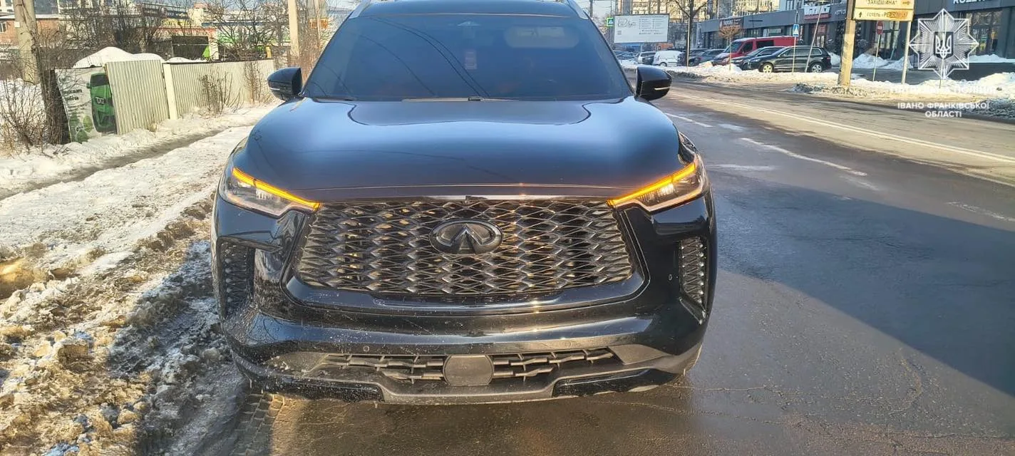 Чорний позашляховик на зимовій міській дорозі