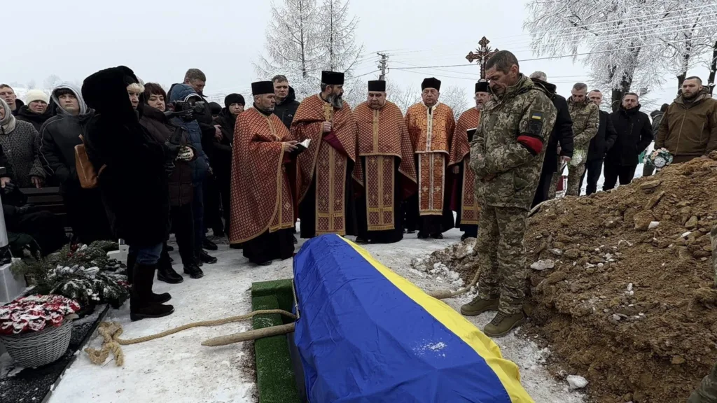 Похорон військового з українським прапором узимку