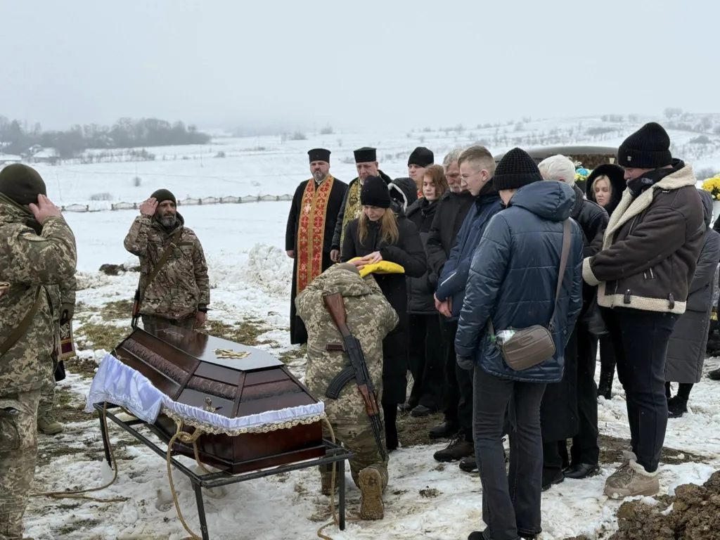 Військові та люди прощаються із загиблим солдатом