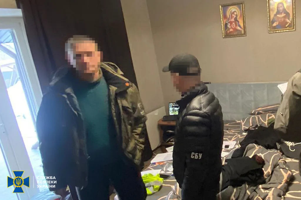 Оперативники СБУ проводять обшук у квартирі