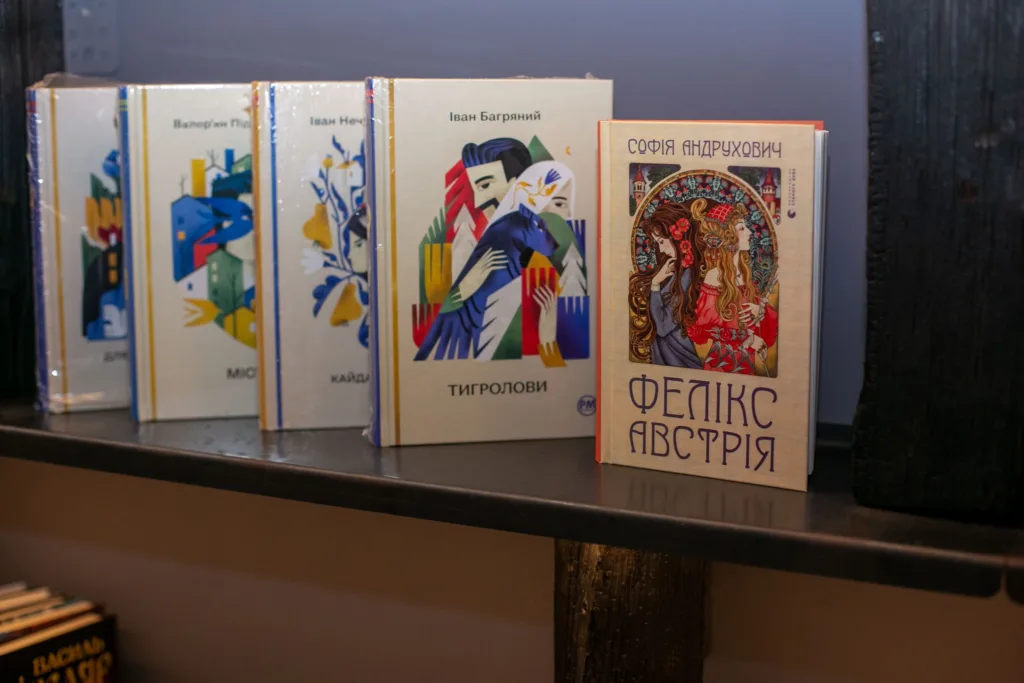 Українські книги на полиці в бібліотеці