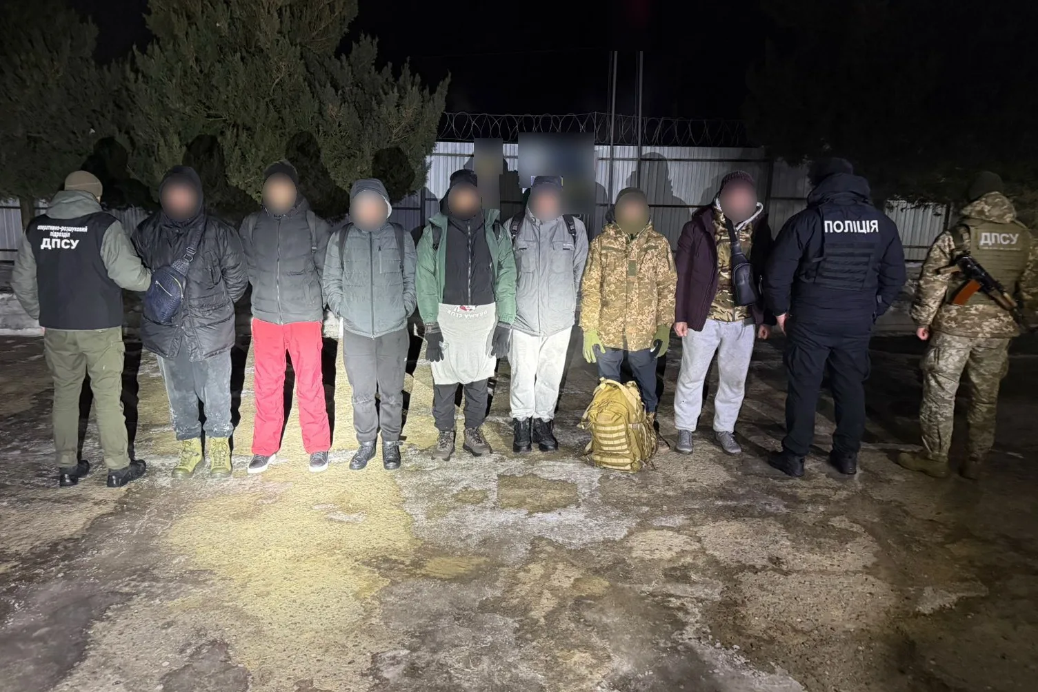 Поліція та прикордонники затримали групу людей вночі