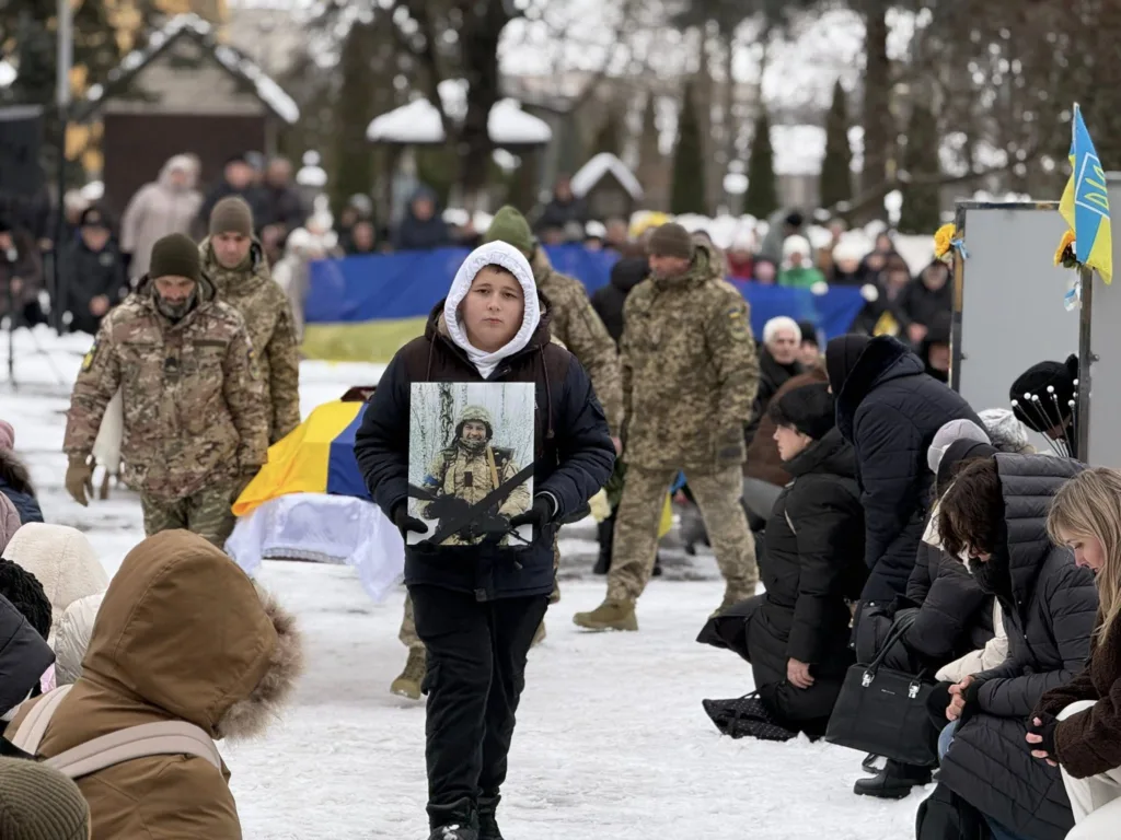 Похорон українського військового взимку, люди вшанували героя