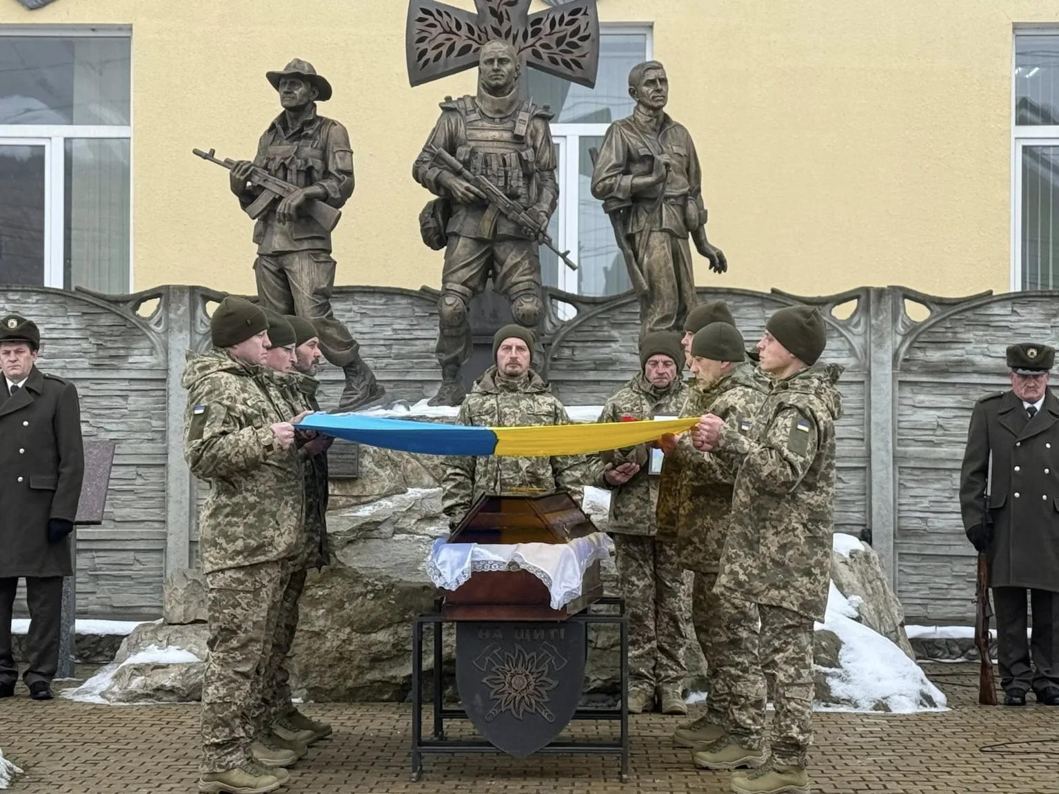 Військові проводжають героя під українським прапором