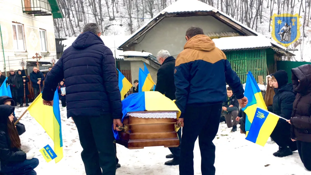 Похорон військового з українським прапором взимку