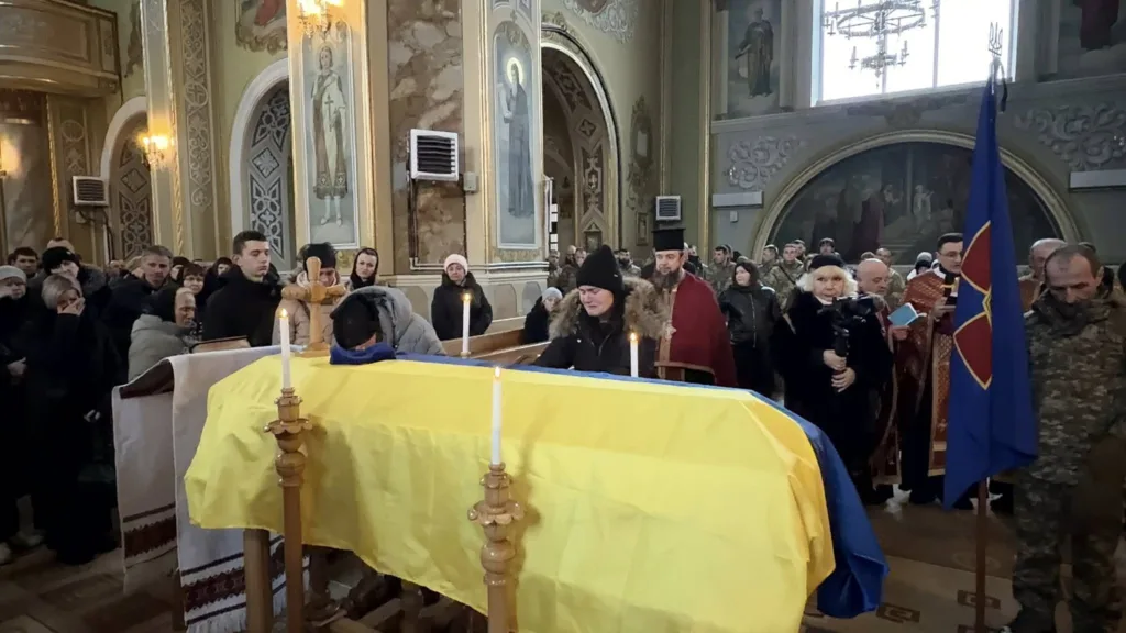 Похоронна церемонія військового в церкві України