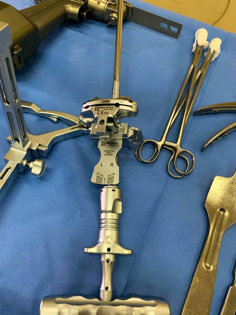 Ортопедичні хірургічні інструменти на операційному столі