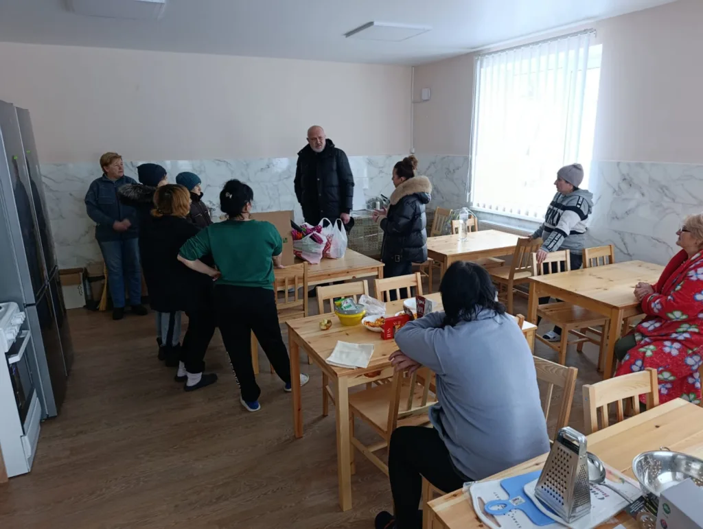 Люди спілкуються в їдальні з дерев'яними столами