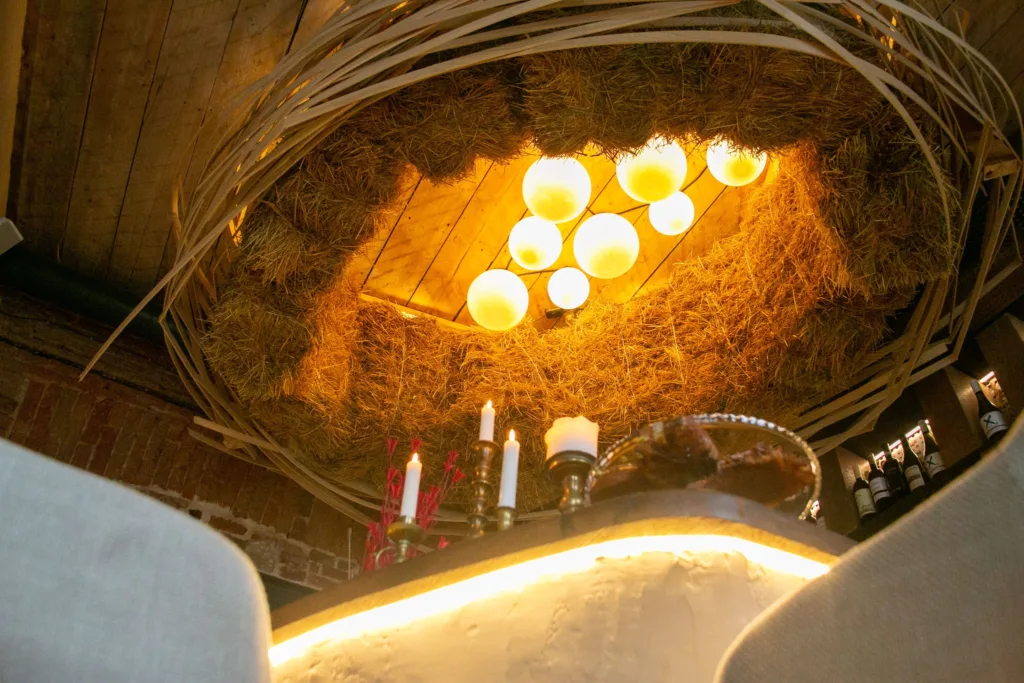 Затишний бар з оригінальним освітленням та свічками