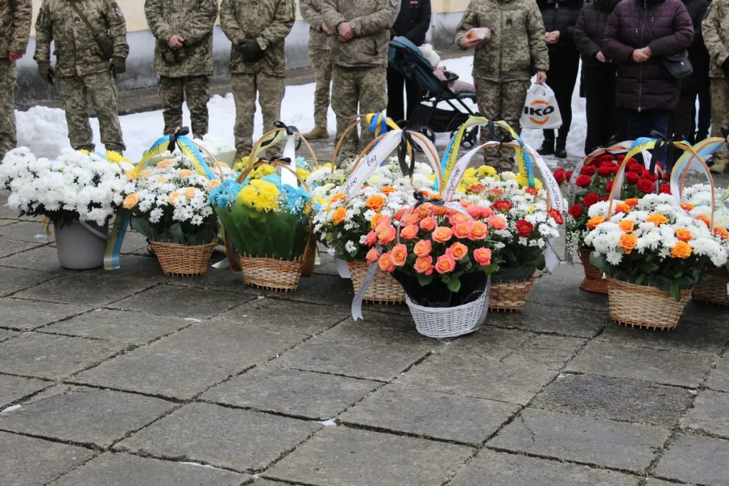 Військові біля квітів на церемонії вшанування