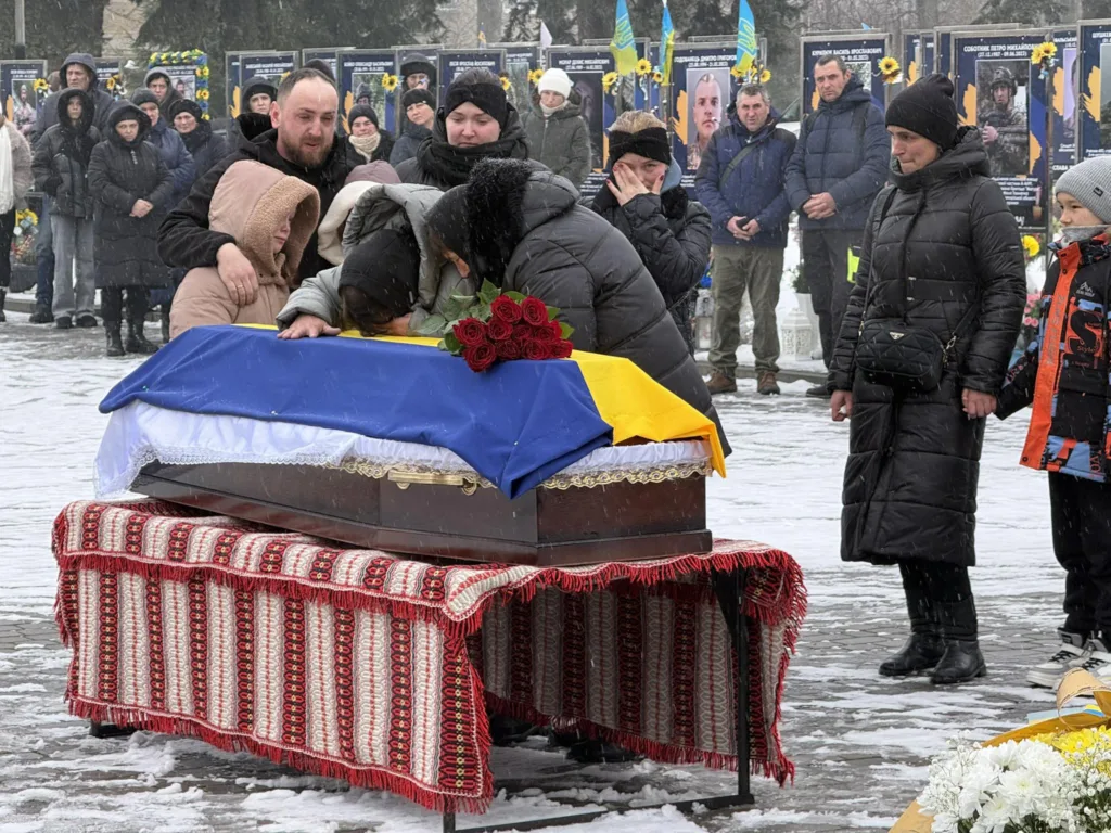 Прощання із загиблим воїном під прапором України