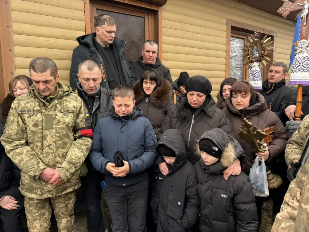 Люди скорблять за загиблим українським військовим