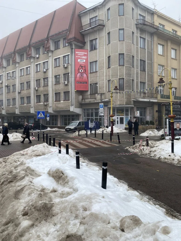 Зимова вулиця Івано-Франківська зі снігом і пішоходами