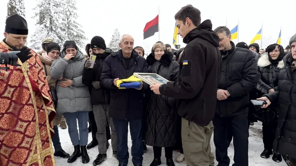 Прощання із загиблим військовим на церемонії похорону