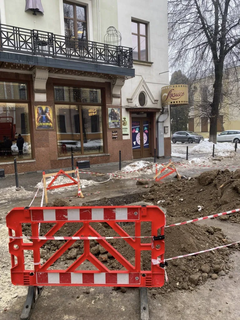 Дорожні роботи біля кав'ярні взимку