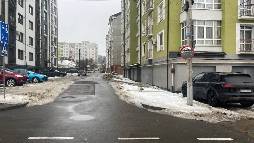 Зимова міська вулиця з припаркованими автомобілями