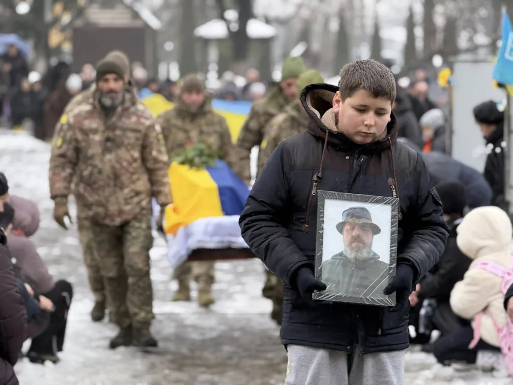 Похорон українського військового з прапором України