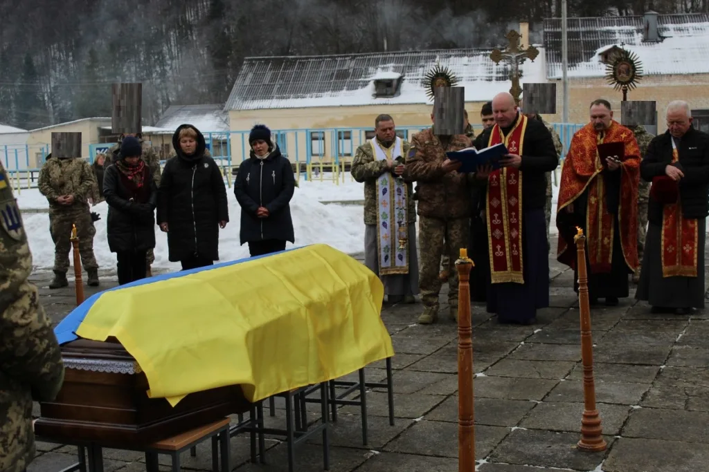 Похорон воїна з прапором України взимку