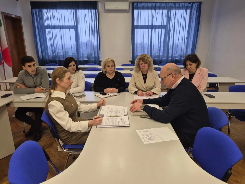 Люди на діловій нараді в офісній кімнаті