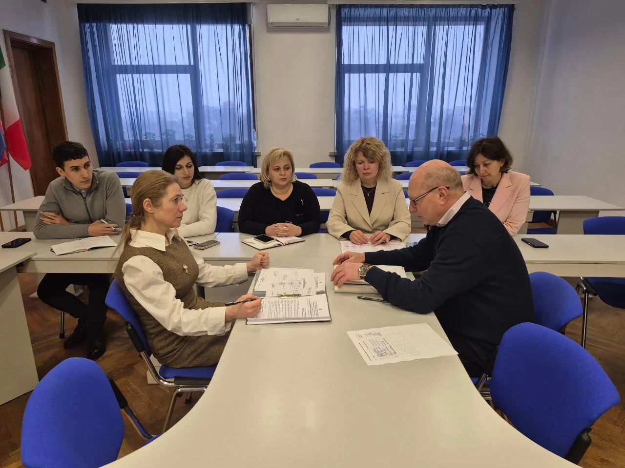 Люди на діловій нараді в офісній кімнаті