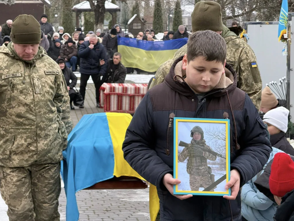 Похорон українського військового з прапором України