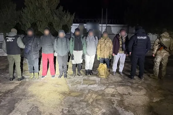 Поліція затримала групу людей вночі на вулиці