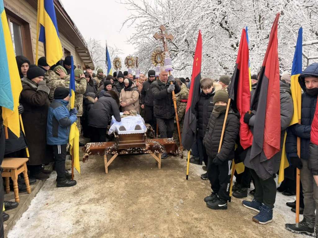 Прощання з українським військовим взимку