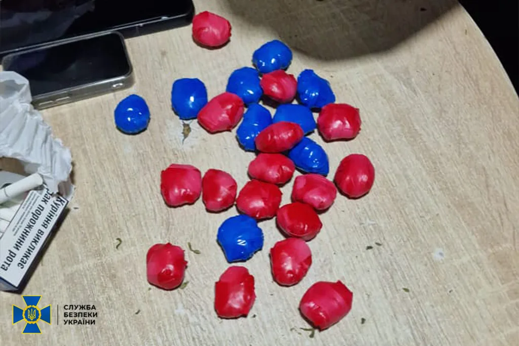 Червоні та сині згортки на дерев'яному столі