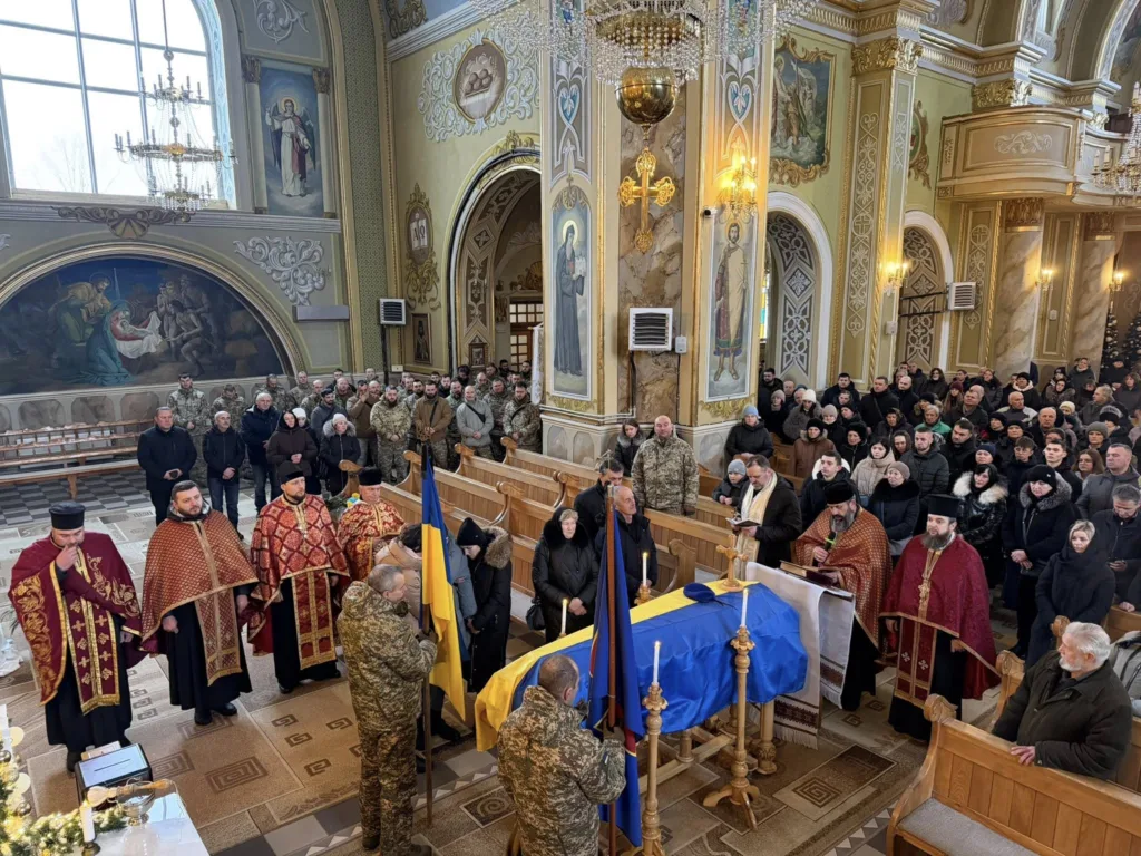 Прощання військових і священників у церкві