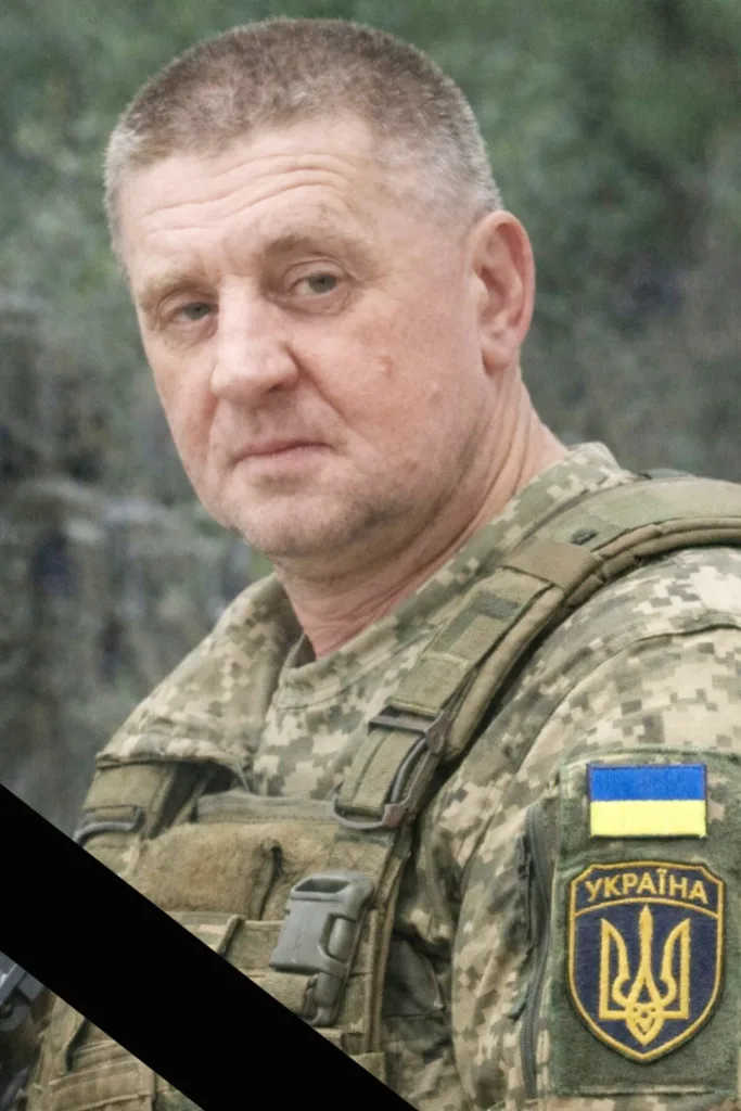 Український військовий у камуфляжі з нашивкою України