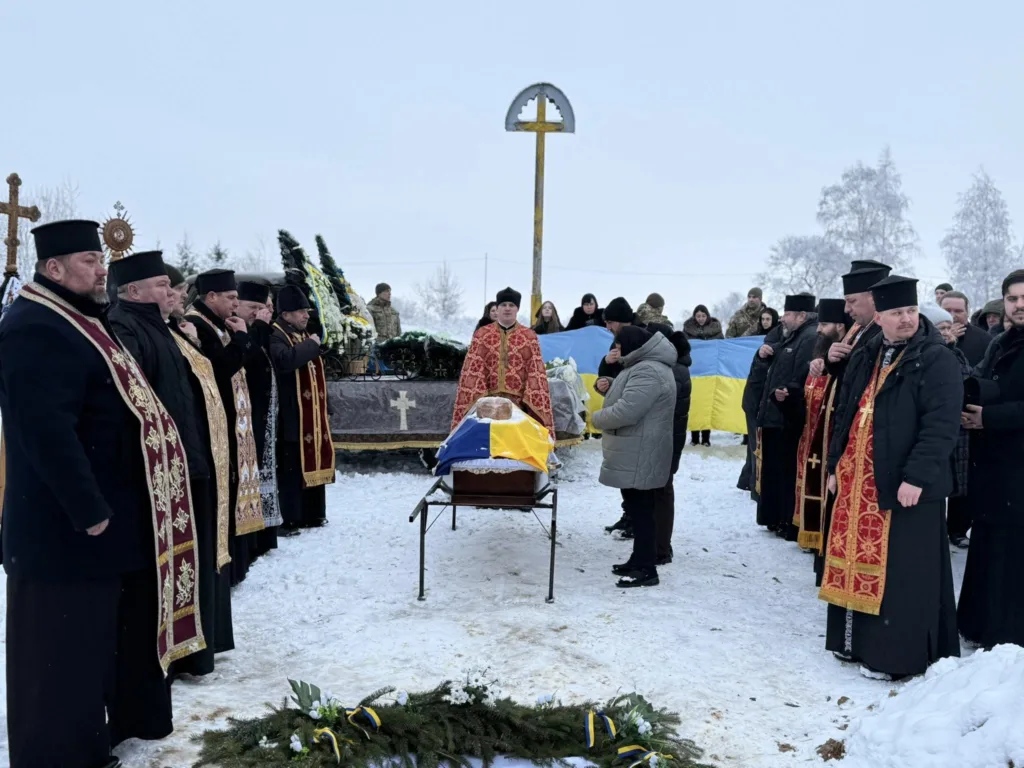 Похорон воїна з українським прапором взимку