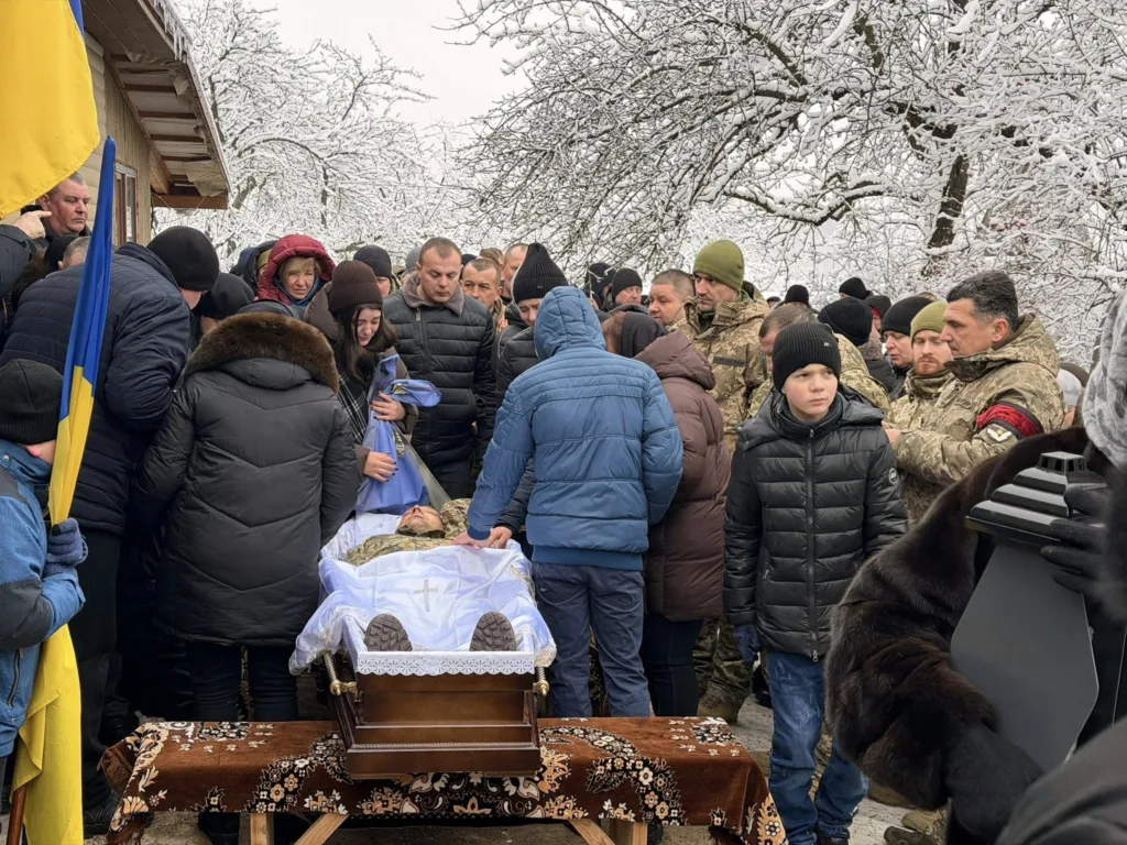 Прощання з українським військовим узимку