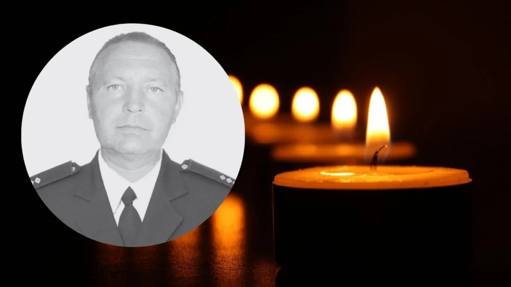 Портрет чоловіка у формі та запалені свічки