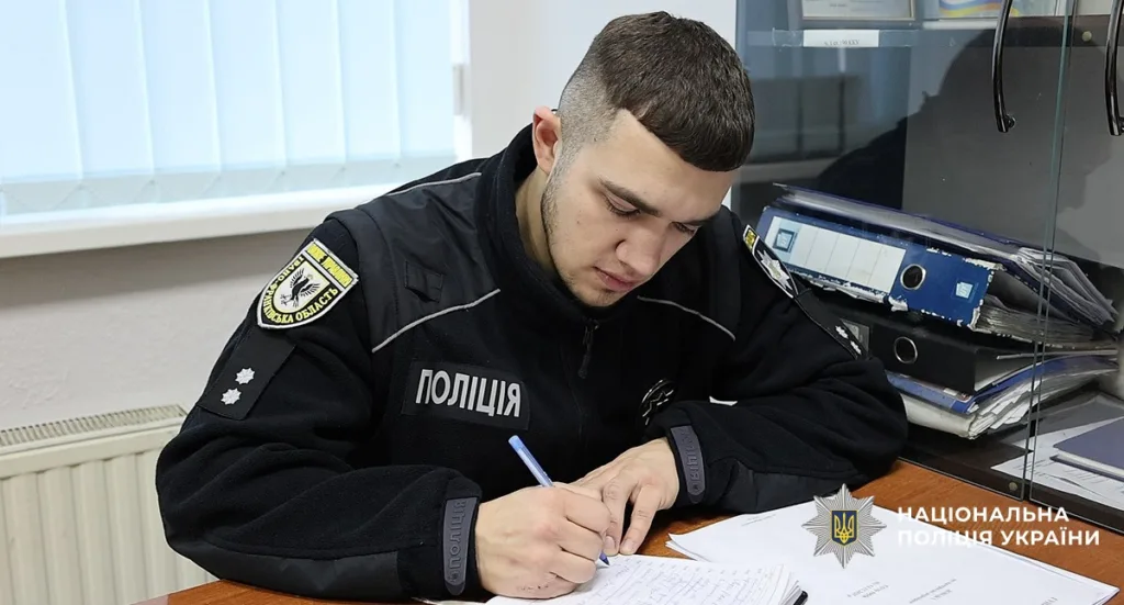 Поліцейський пише звіт у кабінеті