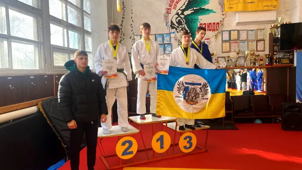 Переможці змагань з дзюдо отримують медалі