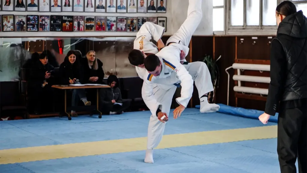 Двоє спортсменів виконують кидок у дзюдо турнірі