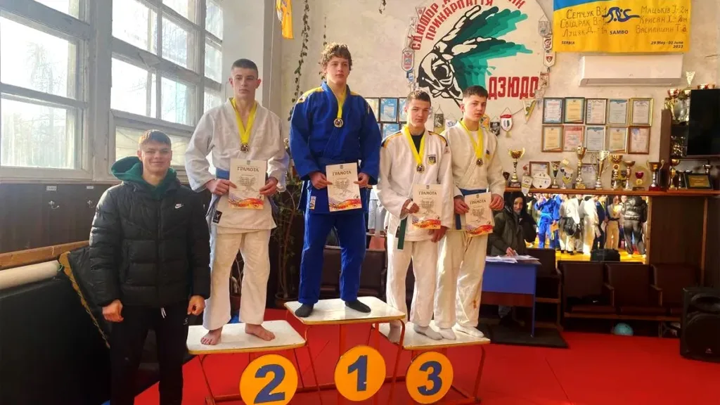 Переможці змагань з дзюдо отримують медалі та грамоти