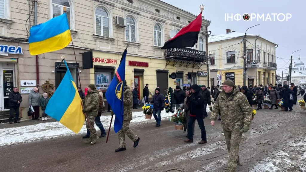 Військовий марш з українськими прапорами взимку